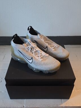 Nike VaporMax 2021 "Monochrome" Men's Grey & White.